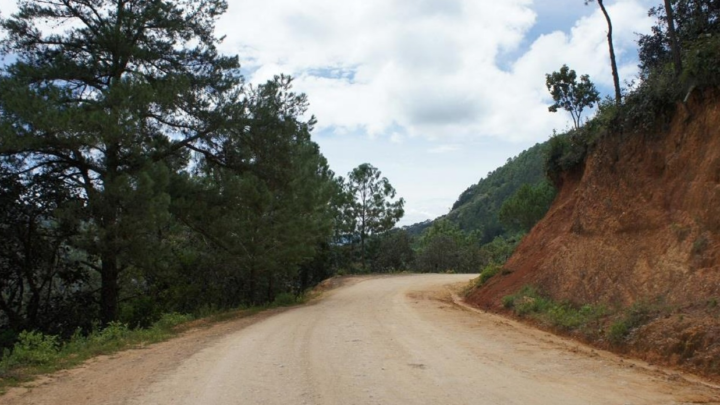 Proyecta Gobierno de Oaxaca beneficiar con pavimento a más de mil localidades