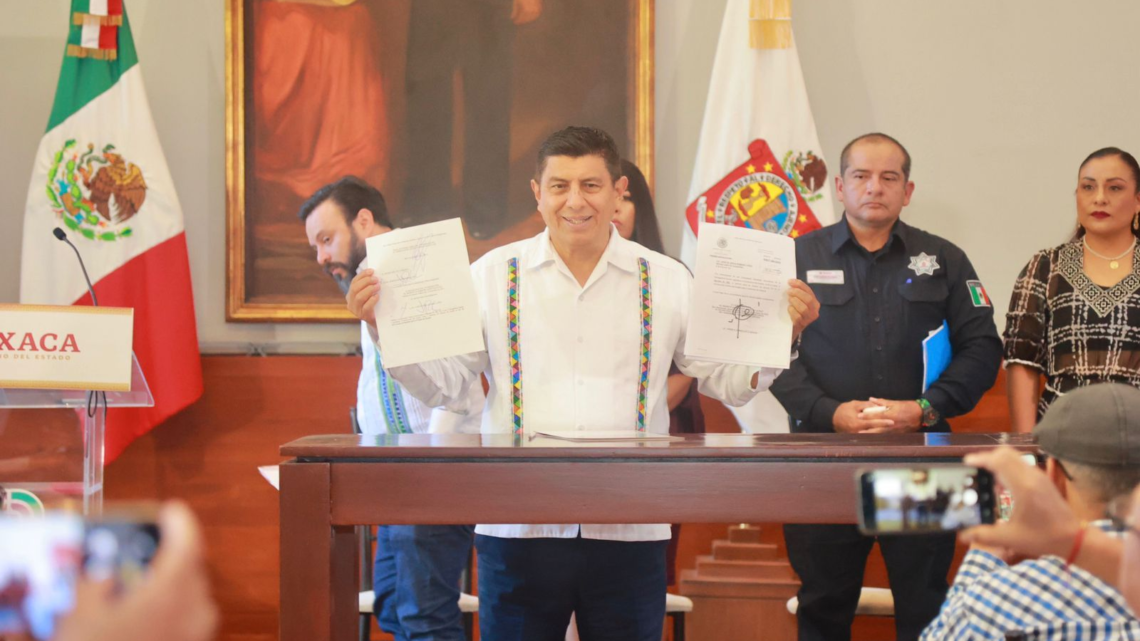 Firma Gobernador del Estado promulgación de la Ley de Revocación de Mandato en Oaxaca