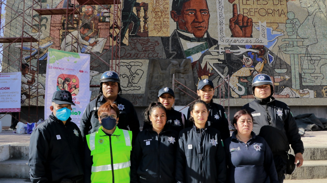 Con trabajo comunitario limpian el Monumento a Juárez