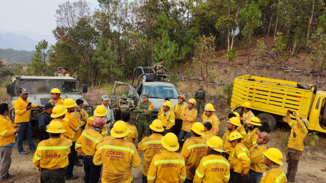 Trabajan 378 personas para sofocar incendio en límites de Mixtepec y Ñumí