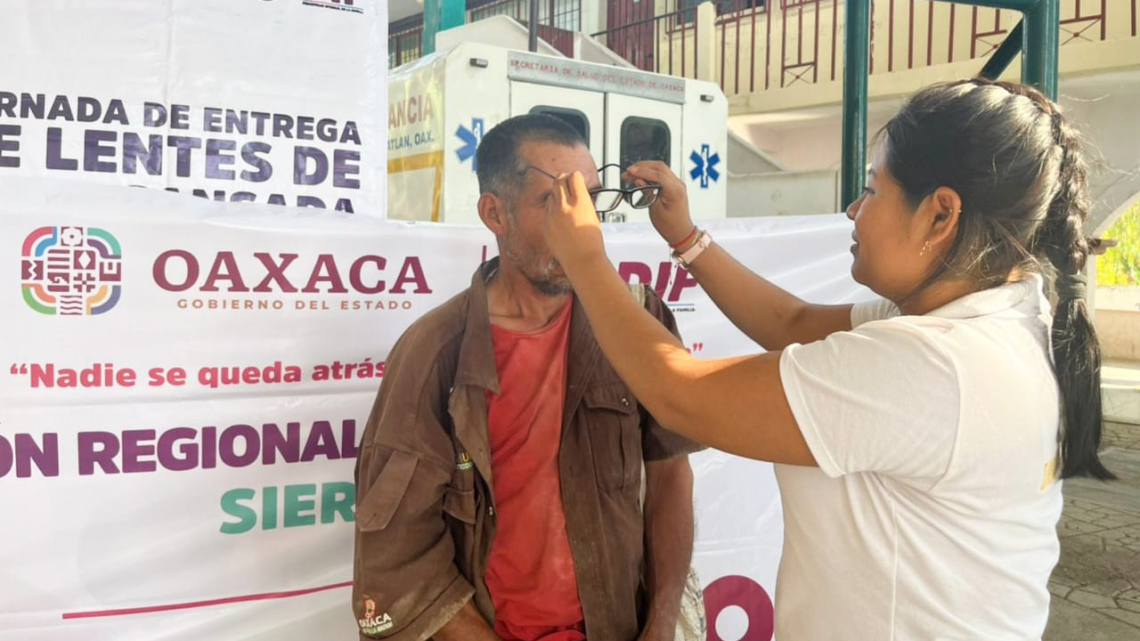 Entrega DIF Oaxaca lentes de vista cansada en municipios con alta marginación