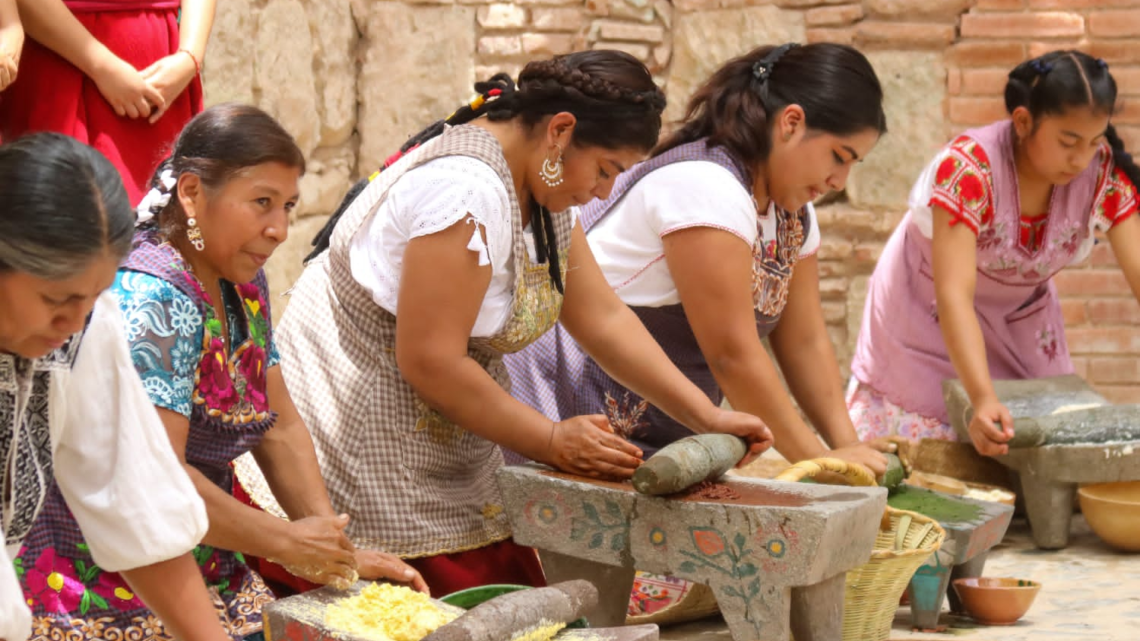 Cocineras tradicionales de Valles Centrales cautivan paladar de propios y visitantes