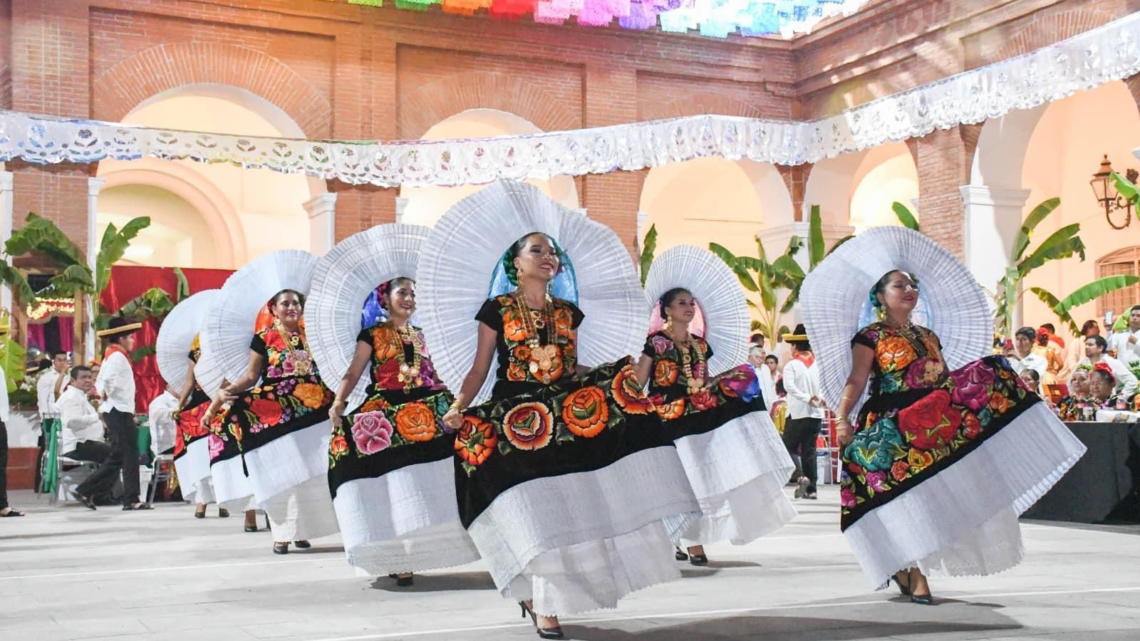 Celebran 70 edición de la Vela Sandunga en Tehuantepec