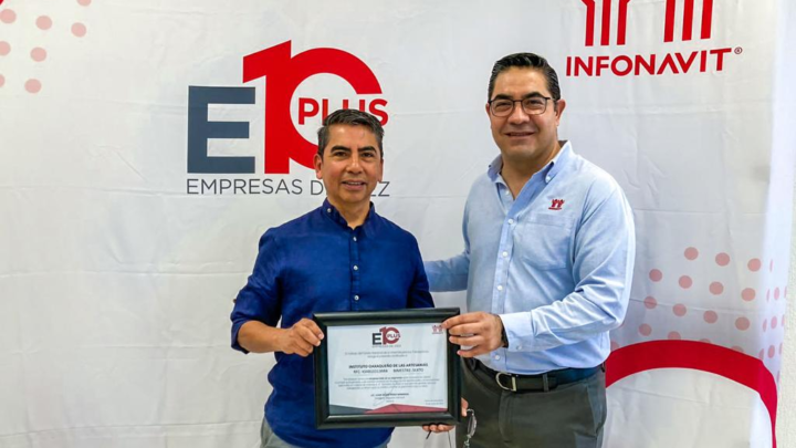 Recibe IFPA distintivo Empresa de Diez por el Infonavit