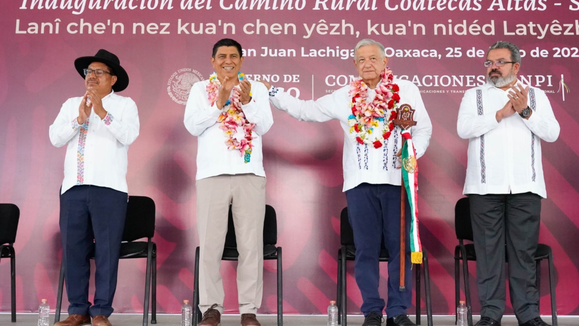 Inauguran Presidente de México y Gobernador de Oaxaca el camino rural de Coatecas Altas a San Juan Lachigalla