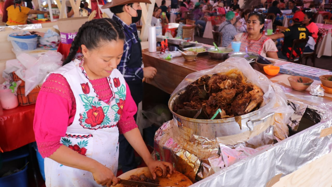 Un ambiente familiar se disfruta en el tianguis gastronómico Desde mis raíces con sus sabores