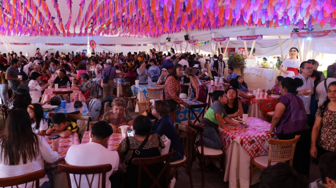 Como en casa, visitantes del tianguis gastronómico Desde mis raíces con sus sabores