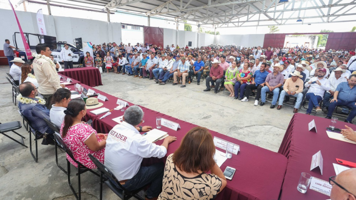 Anuncia Gobierno de Oaxaca construcción de caminos y recuperación del Centro de Salud en Acatlán de Pérez Figueroa