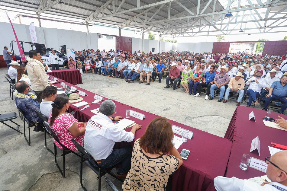 Anuncia Gobierno de Oaxaca construcción de caminos y recuperación del Centro de Salud en Acatlán de Pérez Figueroa