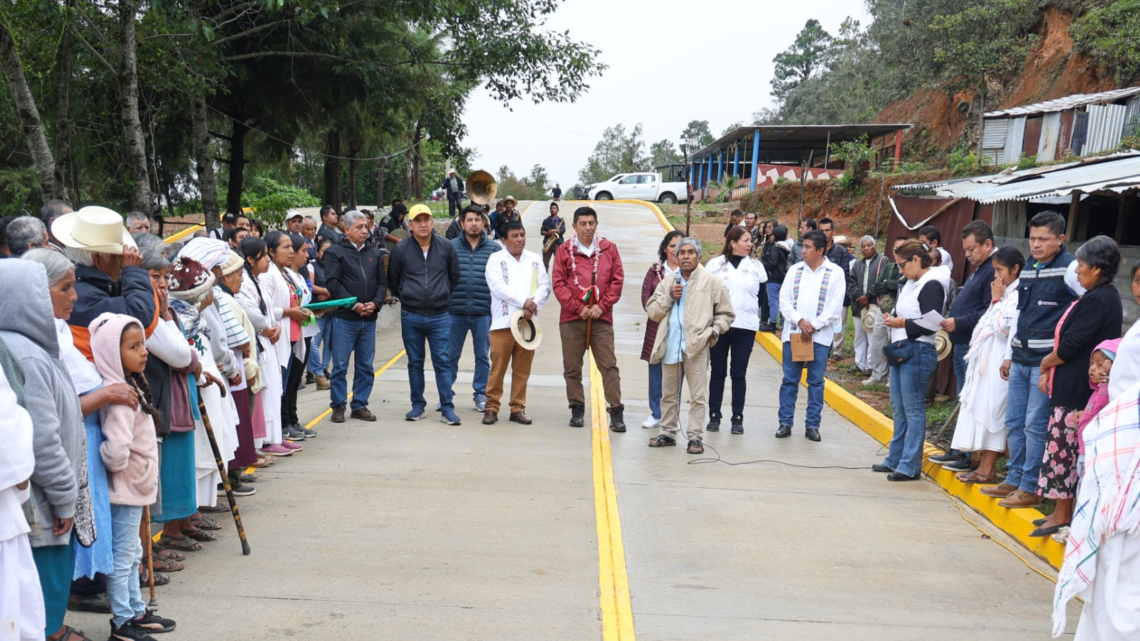 Cumple Salomón Jara con camino de pavimento al Santuario de la Cruz Verde en San Andrés Yaá