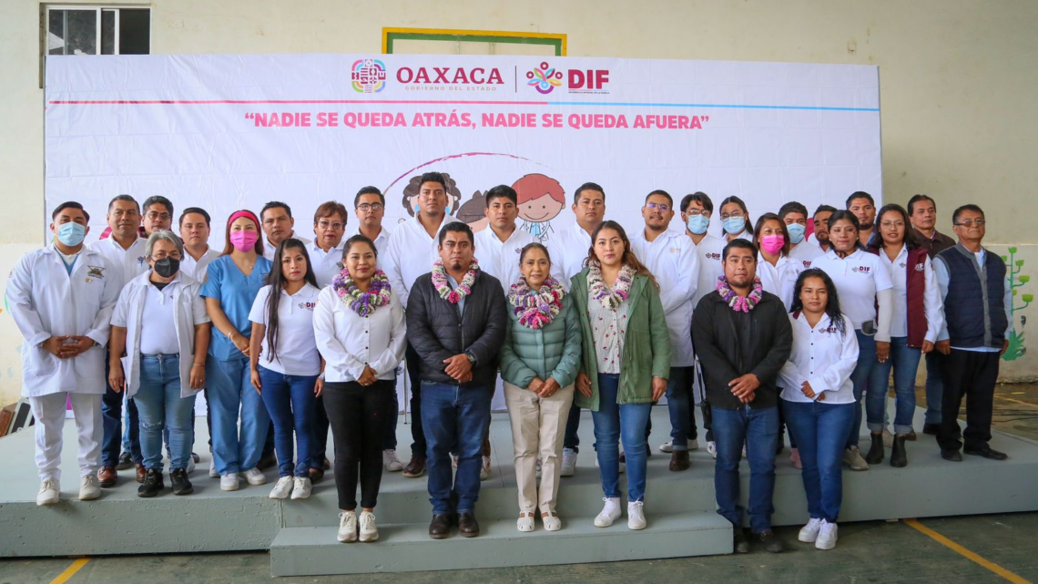 En Quiotepec, Irma Bolaños reconoce al personal médico de la Caravana de Unidades de Cuidados DIF Oaxaca