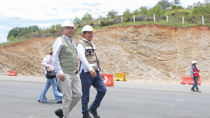 Continúa Salomón Jara Cruz supervisión de la autopista Oaxaca – Costa