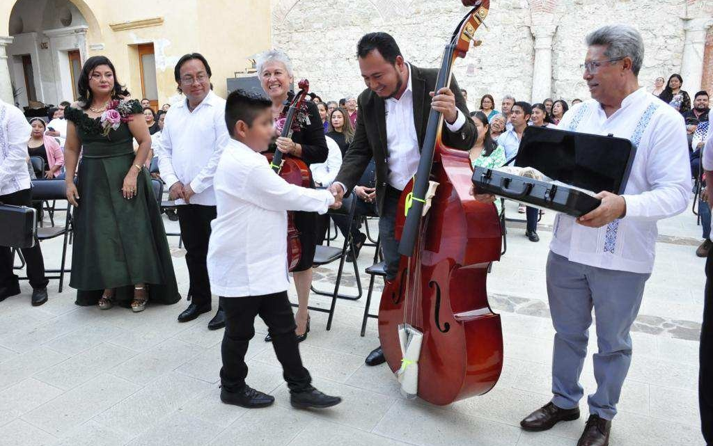 Recibe Orquesta Sinfónica Infantil y Juvenil del IEEPO nuevos instrumentos y uniformes