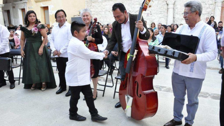 Recibe Orquesta Sinfónica Infantil y Juvenil del IEEPO nuevos instrumentos y uniformes