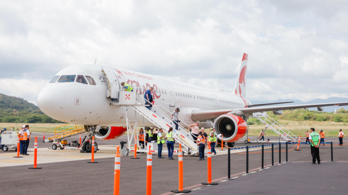 Recibe Huatulco primer vuelo de Air Canada Vacations de la temporada invernal