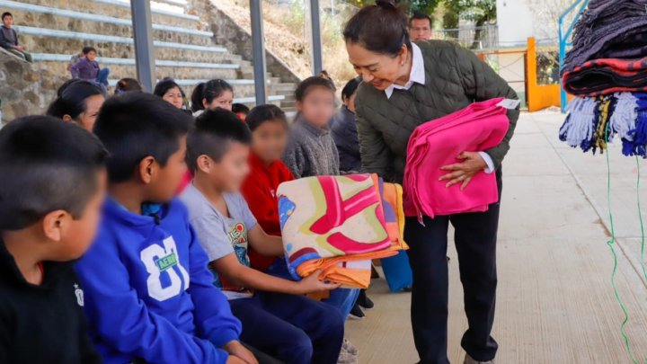 Continúa la invitación a realizar donativos a la campaña Abrigando Corazones