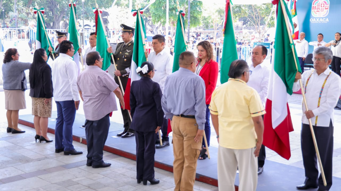 Celebra Gobierno de Oaxaca Día de la Bandera Nacional, estandarte ético de la Cuarta Transformación